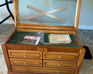 Like new THOMAS PACCONE Museum series display case!