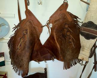 EXELLENT PAIR OF FRINGED LEATHER "CHINKS" (SHORT CHAPS)