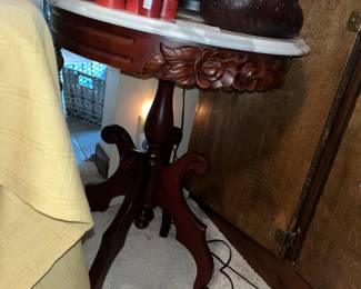 matching round lamp table