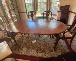Thomasville Winston Court Dining Table with 6 chairs.   Two additional leaves and a table cover. 