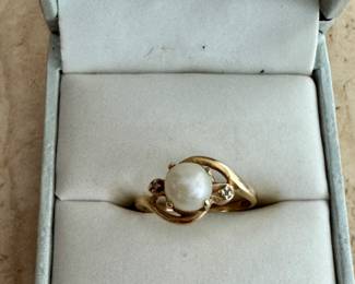Pearl/tiny diamond ring 14k