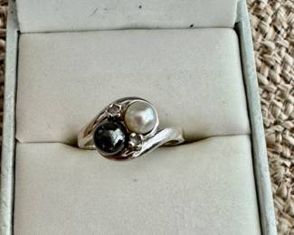 Black/white pearl ring 14k