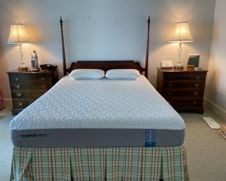 Queen Poster Bed with nice Tempurpedic Mattress. Temper Cloud Prima