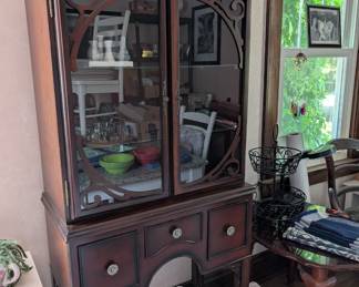 This is a beautiful hutch that will fit nicely in a small space