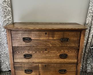 Vintage 3-drawer dresser
