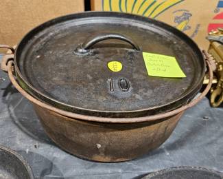 CAST IRON DUTCH OVEN WITH LID