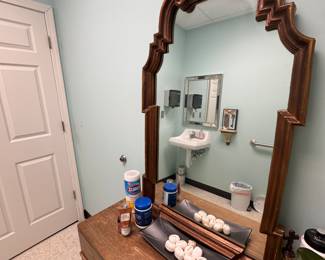 Decorative mirror
Console