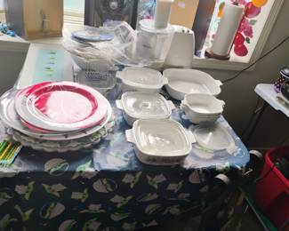 VINTAGE CORNINGWARE AND CHRISTMAS PLATES
