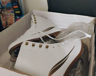 ICE SKATES