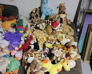 STUFFED GIRAFFE COLLECTION