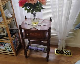 ANTIQUE END TABLE