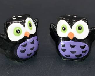 pair of owl salt/pepper shakers