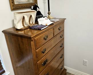 Very nice wood chest of drawers