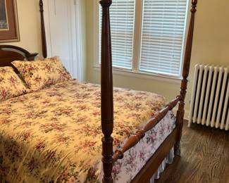 Queen size poster bed