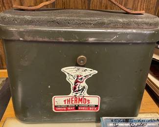 Thermos Swivel Seat Shell Box - works!