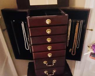 The jewelry display cases and totes are available too!