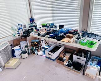 HUGE ASSORTMENT OF ELECTRONIC ITEMS