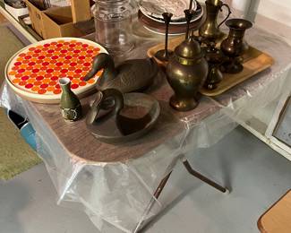 Hundreds of pieces of vintage home decor including lots of brassware/metalware.