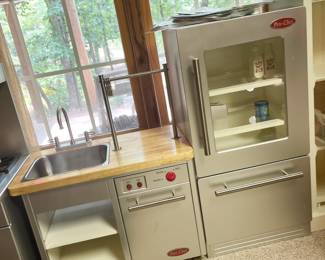 Pottery Barn Kid’s Pro-Chef Sink and dishwasher / Pottery Barn Kid’s Pro-Chef Refrigerator