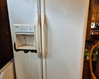 Working Fridge. Needs a good cleaning.