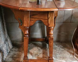 2 drop leaf side table and 1 drop leaf coffee table. Oak. Excellent condition.