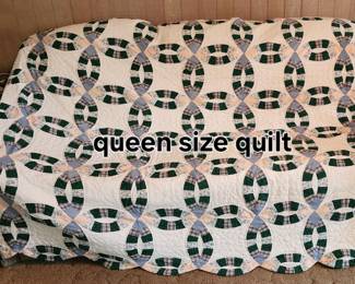 Vintage "Double Wedding Ring" pattern quilt with curved edge border. Queen-size.