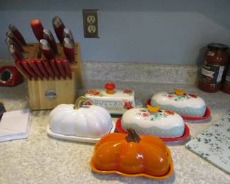 butter dishes / red handled knives