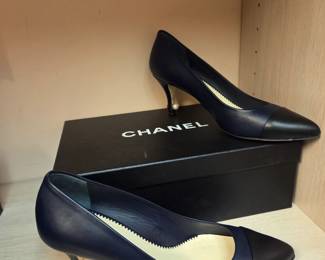 Chanel pumps with box, slightly worn. Size 37.5
