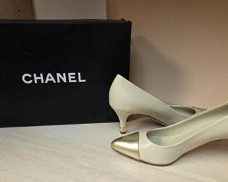 Chanel pumps with box, slightly worn. Size 37.5