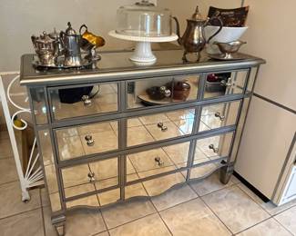 Mirrored chest of drawers