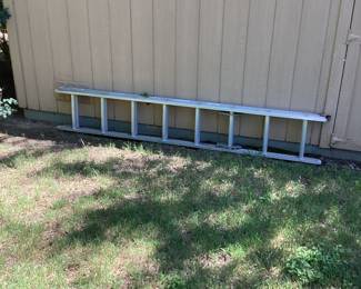 Aluminum extension ladder