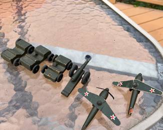 Vintage 1940 Toy ARMY set made of wood and painted green.