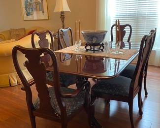 Table 8/chairs extra leaf.