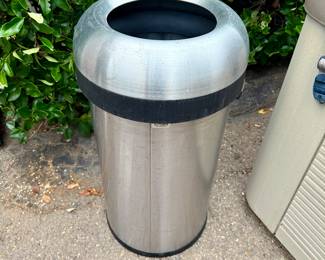 Comercial trash cans