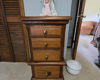 Lingerie cabinet