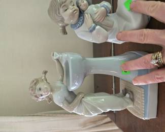 LLADRO, LLADRO 4838, CLEAN UP TIME, GIRL WITH DOLL