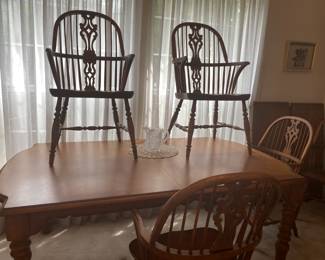 Drexel Table w/ 6 chairs Looks Brand New