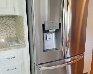 PRESALE LG STAINLESS STEEL REFRIGERATOR LESS THAN 1YR SINCE PURCHASE THIS IS A 2024 REFRIGERATOR WITH ROKING WATER AND ICE IN LIKE NEW CONDITION ASKING $1,100