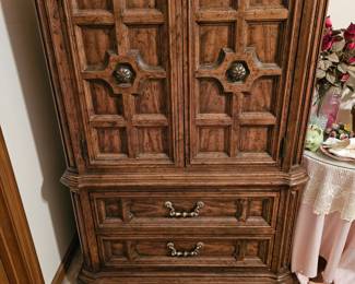 Heritage armoire