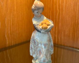 Lladro Porcelain Figurine Collection: Girl from Valencia designed by Fulgencio Garcia and issued 1973 - 2017.