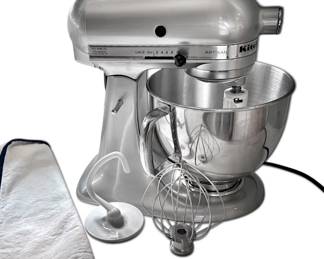 Kitchen Aid Artisan Series TiltHead Stand Mixer w Attachments