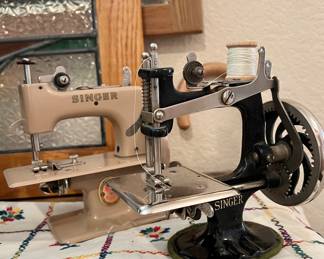 Perfect condition!
Mini Vintage Singer Machines
