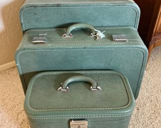 Set of nicely kept Vintage Skyway luggage. With key!