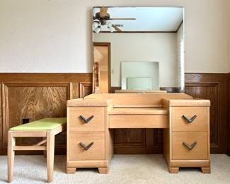 Vintage MCM Harmony House Vanity/Desk
49.5”(w) x 18.25” (d) x 25.5”(h)