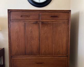 Thomasville Mid-Century
Gentleman’s Chest
41”(w) x 18.5”(d) x 49.75”(h)
Gorgeous!