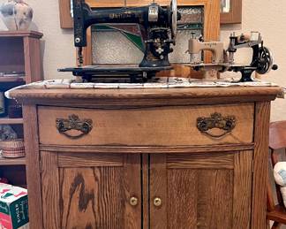 Vintage White Rotary Sewing Machine
Oak Cabinet 32”(w) x 18”(d) x 29”(h)