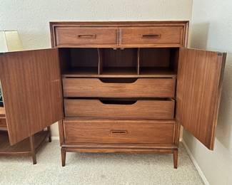 Thomasville Mid-Century Modern
Gentleman’s Chest
41”(w) x 18.5”(d) x 49.75”(h)
Gorgeous!