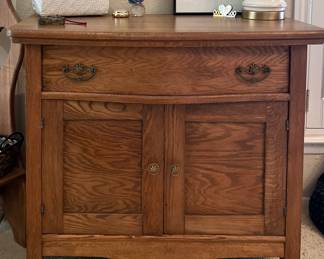 Vintage Oak Chest
33”(w) x 17” (d) x 28”(h)