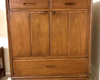 Thomasville Mid-Century
Gentleman’s Chest
41”(w) x 18.5”(d) x 49.75”(h)
Gorgeous!
