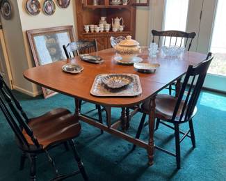Nice Hitchcock dining set with 4 chairs and 2 leaves